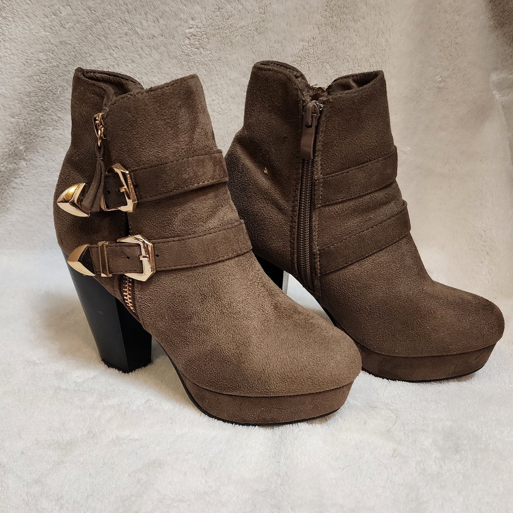 Source Unknown Brown Suede Platform Ankle Boots with Gold Buckles